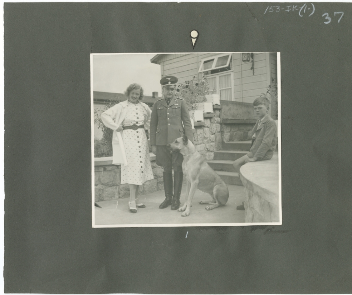 Schwarz-Weiß-Foto von Karl Otto Koch, seiner Frau Ilse und seinem Sohn Manfred