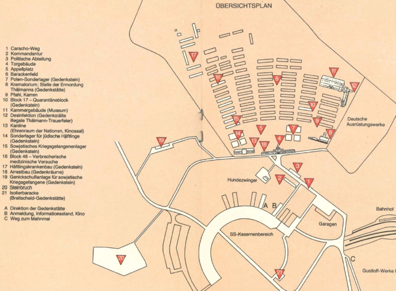Zu sehen ist ein Lageplan der Gedenkstätte Buchenwald. Der Plan hebt 21 Orte hervor. Im norden des Lagers fehlt die Markierung für das kleine Lager.