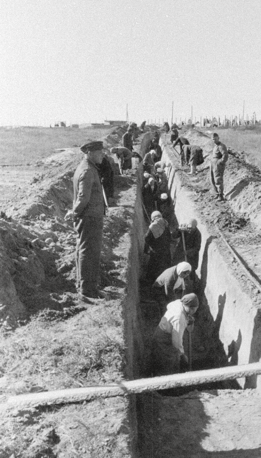 Schwarz-Weiß-Foto von Zwangsarbeitern im Graben in Minsk