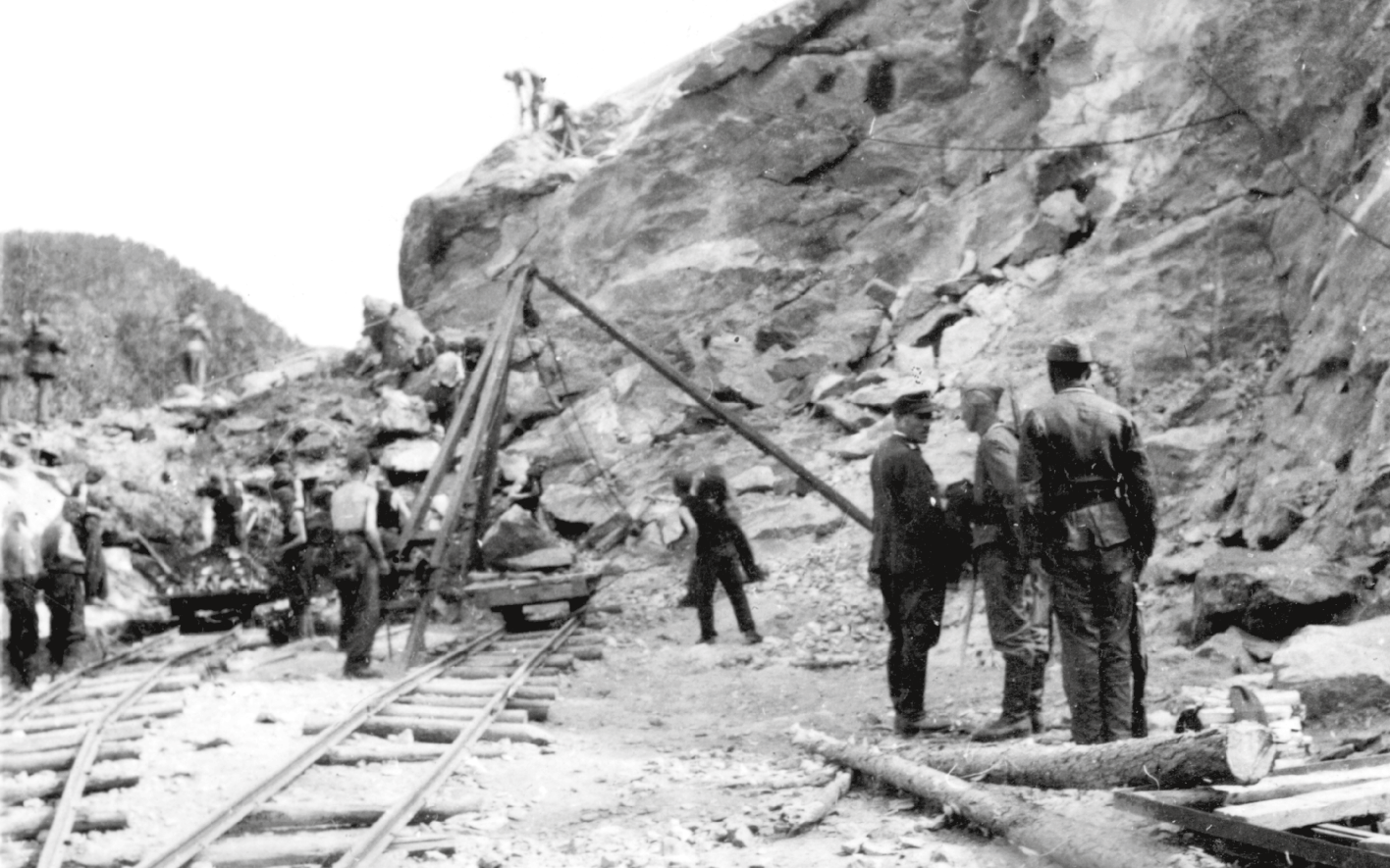 Serbische Zwangsarbeiter mit deutschen Bewachern beim Straßenbau
