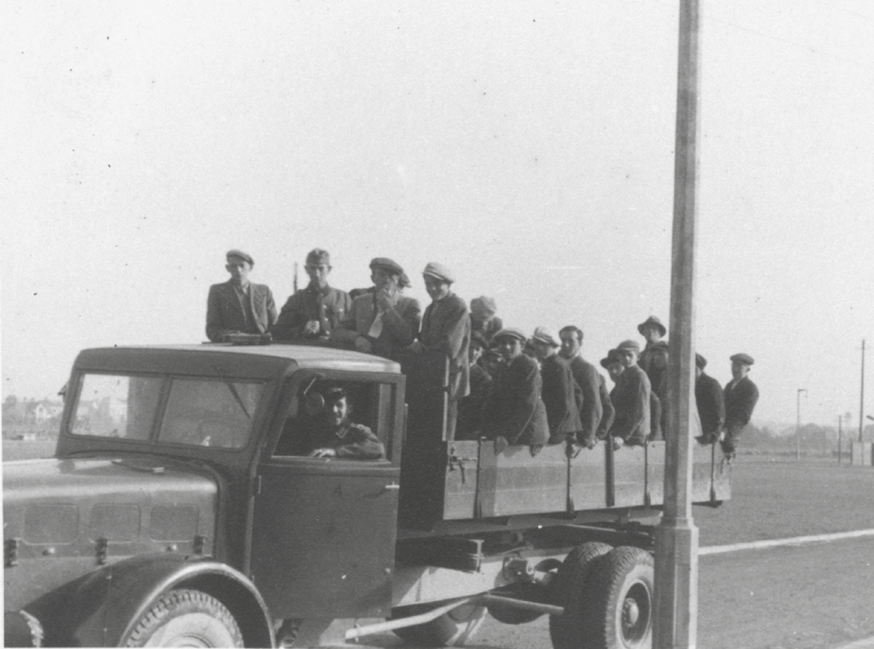 eingesendetes Foto von einer Gruppe jüdischer Arbeiter auf einem Transporter