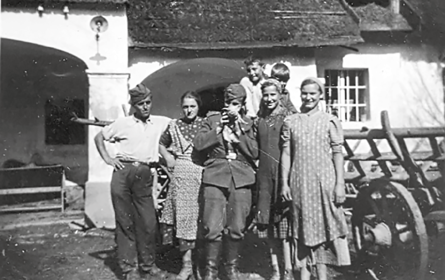 Einheimische Landarbeiterinnen, ein deutscher Soldat und ein französischer Kriegsgefangener gemeinsam auf einem Bild