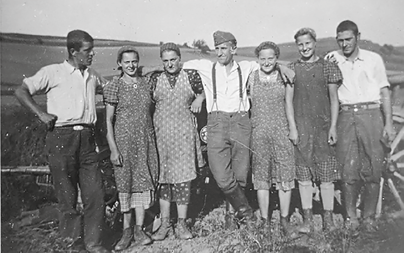 Einheimische Landarbeiterinnen, ein deutscher Soldat und ein französischer Kriegsgefangener gemeinsam auf einem Bild