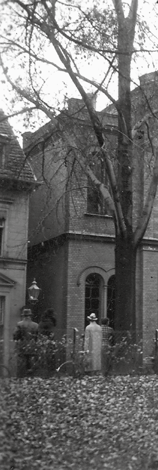 Schwarz-Weiß-Fotografie der ausgebrannten Synagoge in Erfurt (1938)