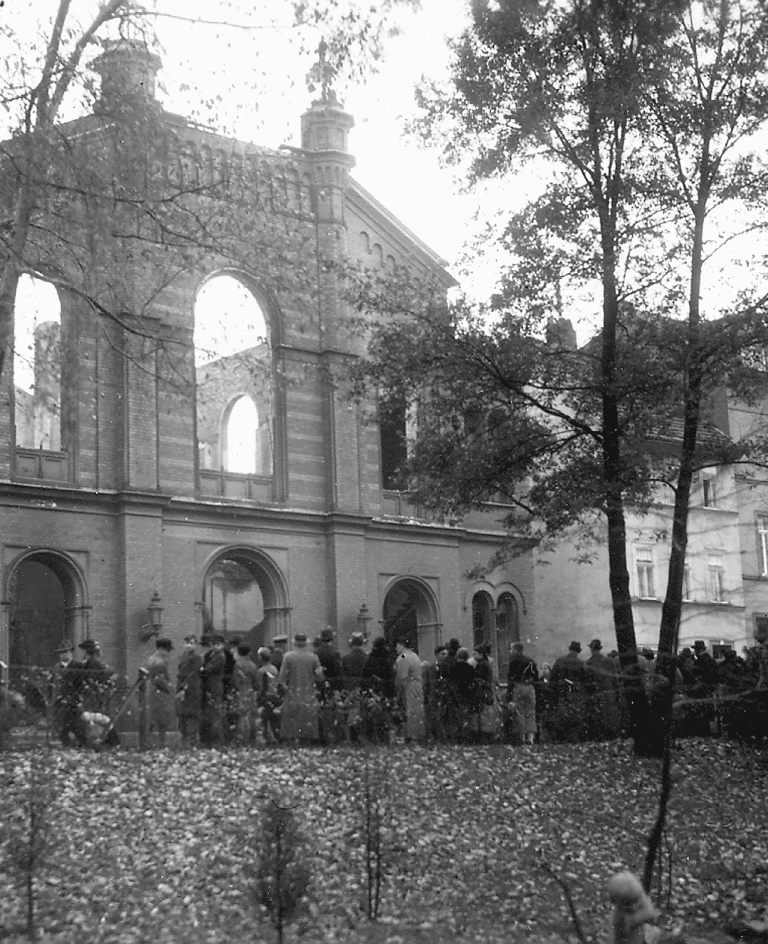 Schwarz-Weiß-Fotografie der ausgebrannten Synagoge in Erfurt (1938)