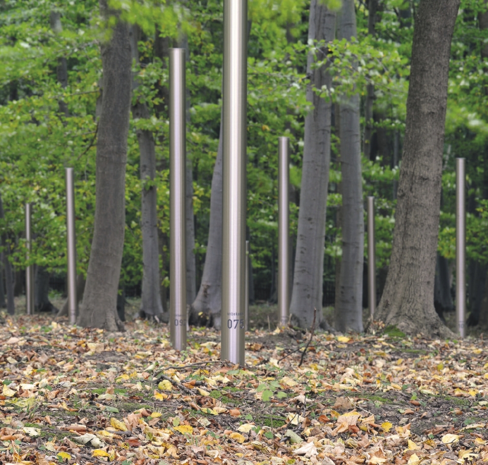 Waldfriedhof mit grafisch eingefügten Stahlstelen