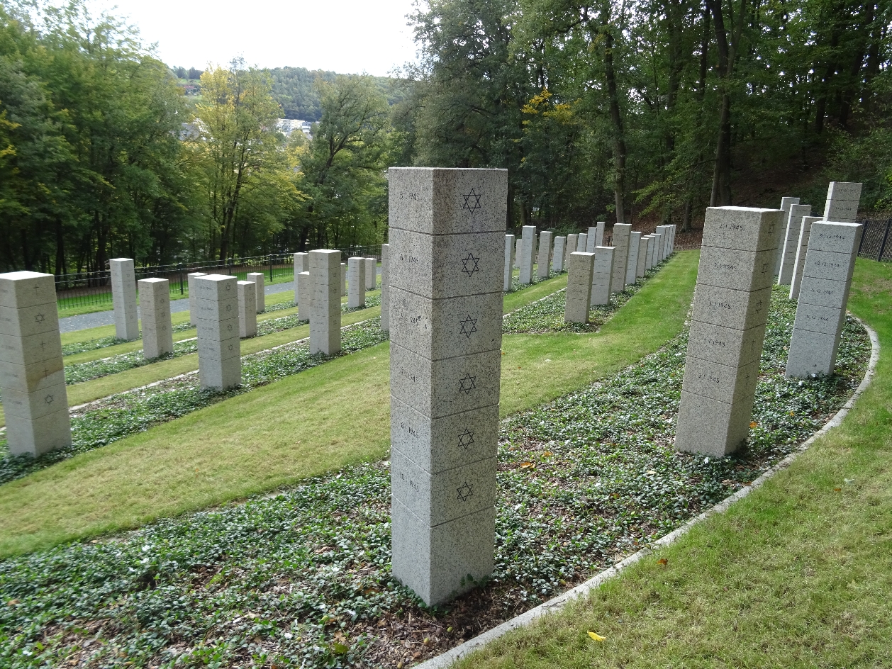 Friedhofsansicht mit Grabstelen