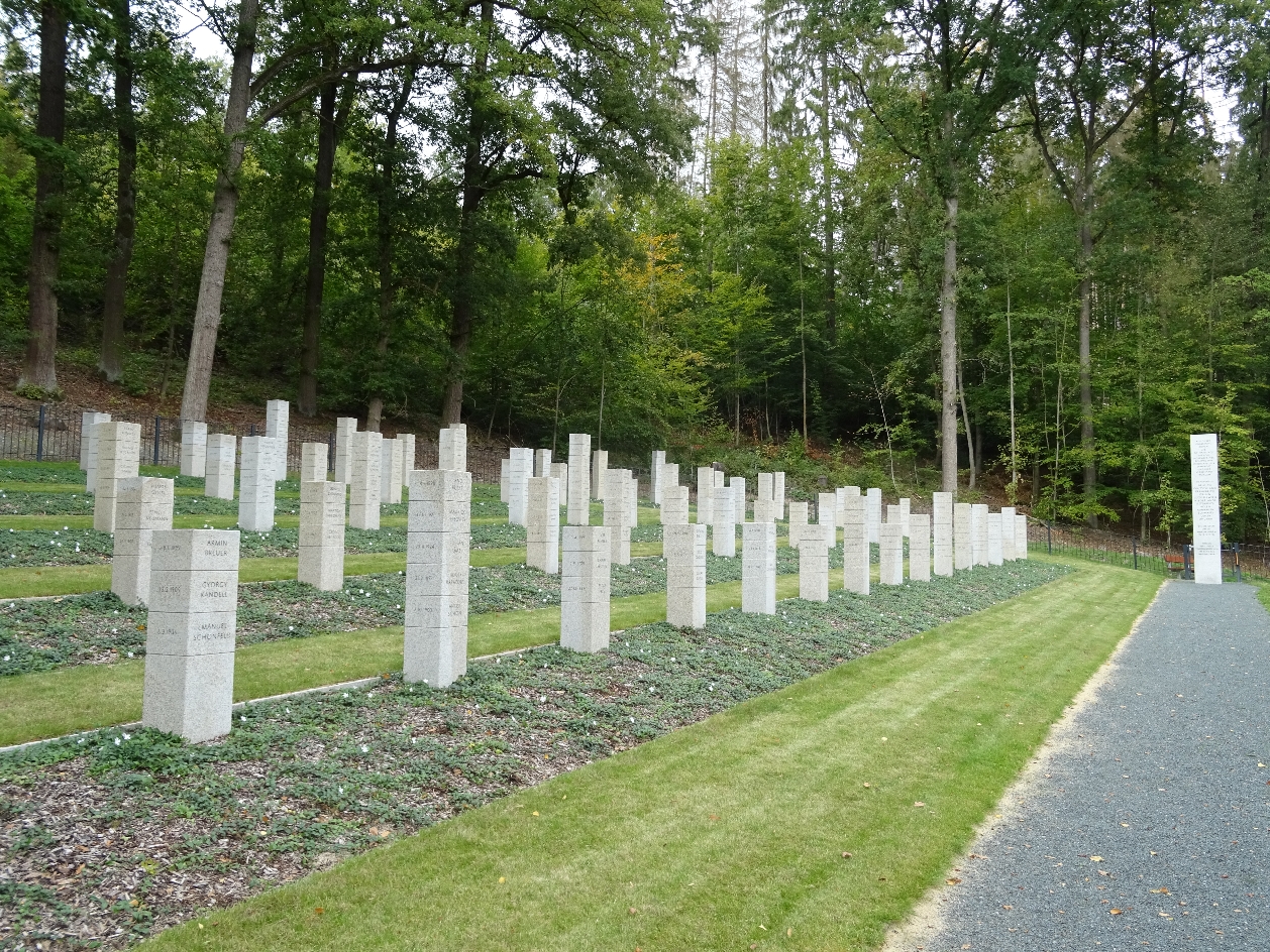 Friedhofsansicht mit Grabstelen