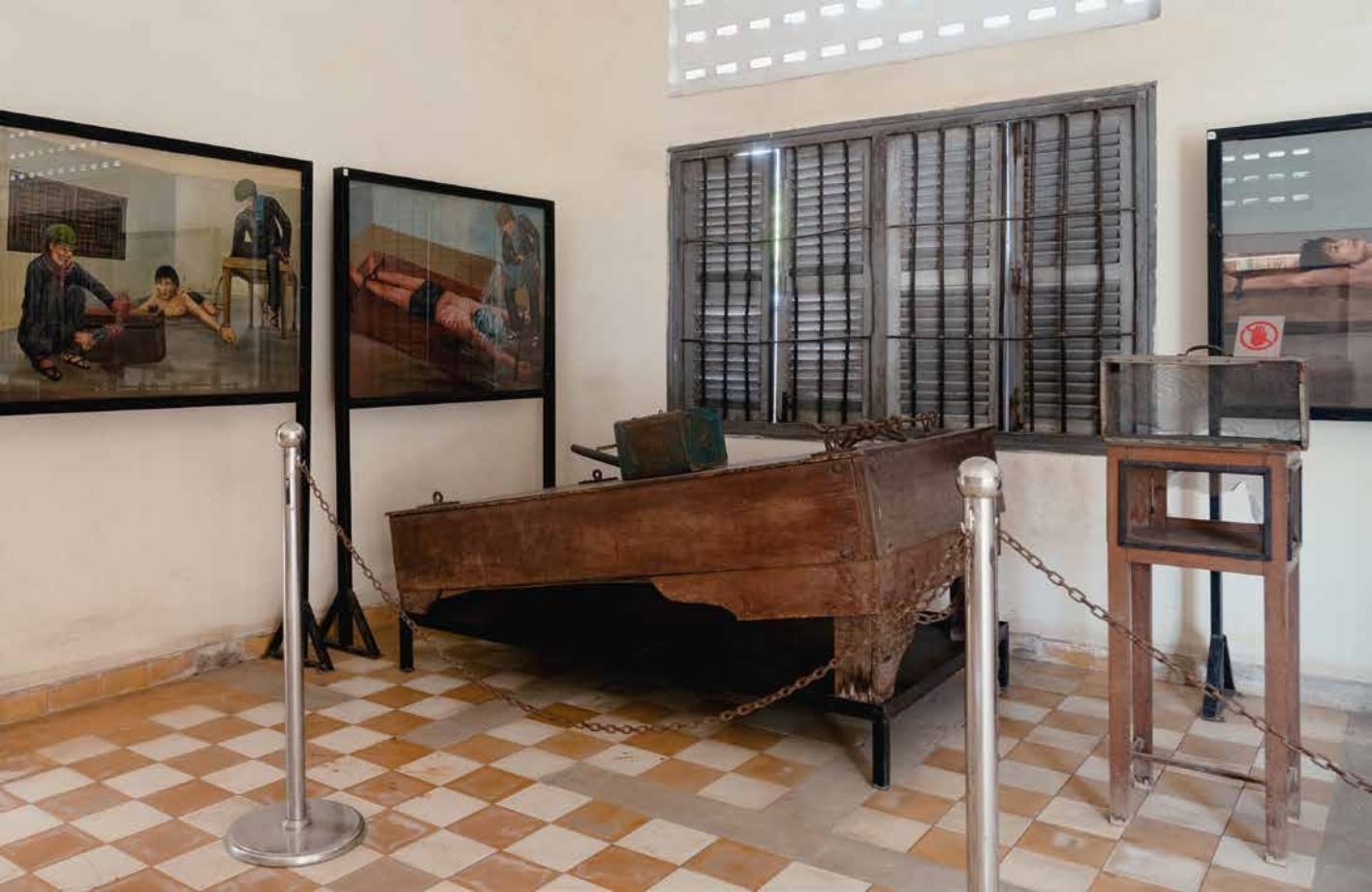 Innenansicht des Tuol Sleng Museum: Bilder von Foltermethoden und Folterinstrumente.