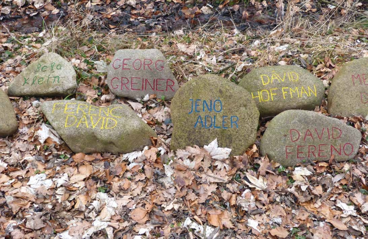 Gedenkweg Detail: Steine mit eingemeißelten Namen der Kinder in unterschiedlichen Farben und Schriftarten