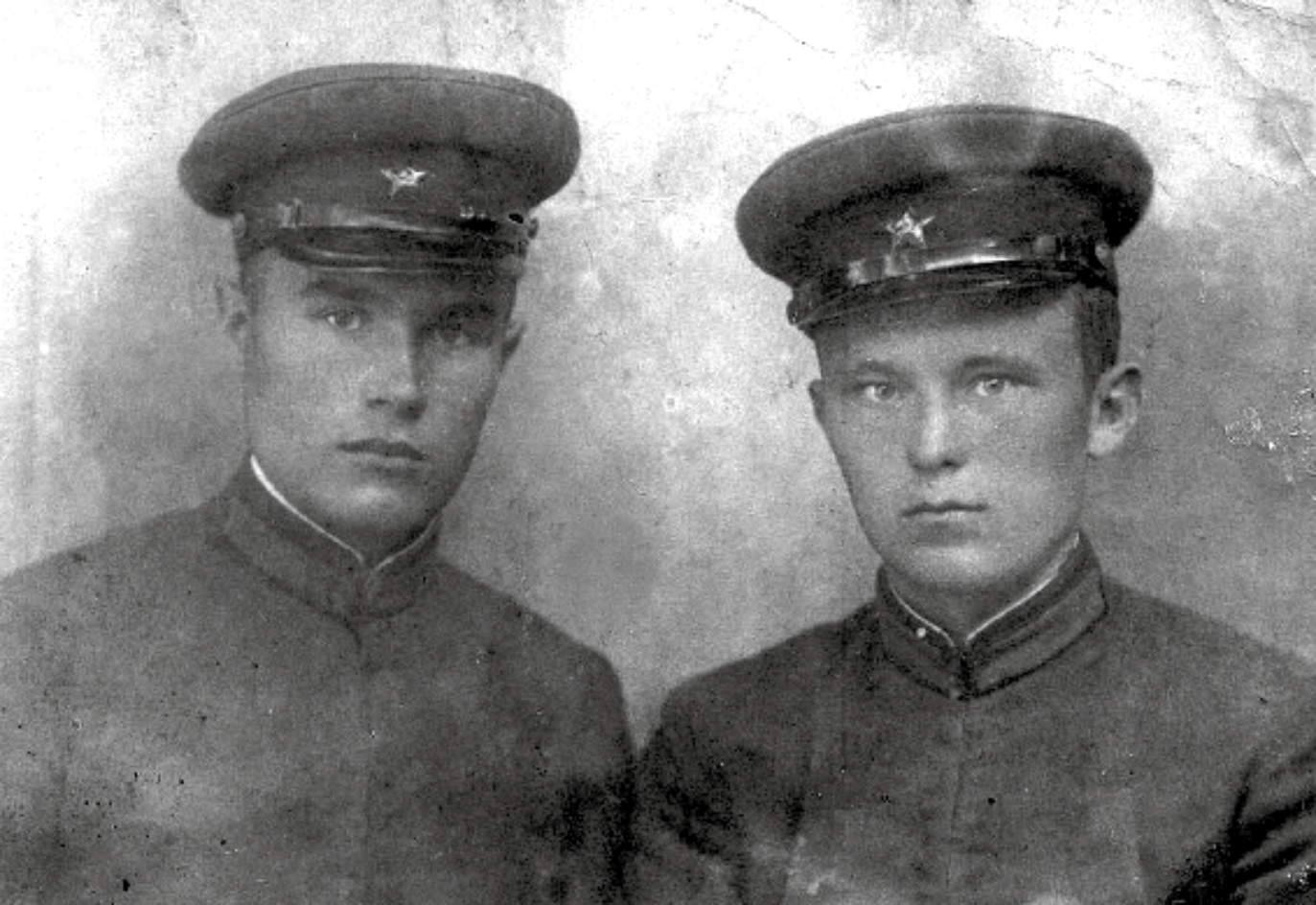 Schwarz-Weiß-Foto von Lewschenkow und einem weiteren Soldaten