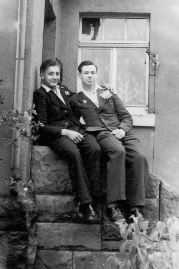 Schwarz-Weiß-Fotografie zweier männlicher Jugendlicher: Pappenheim und de Belair