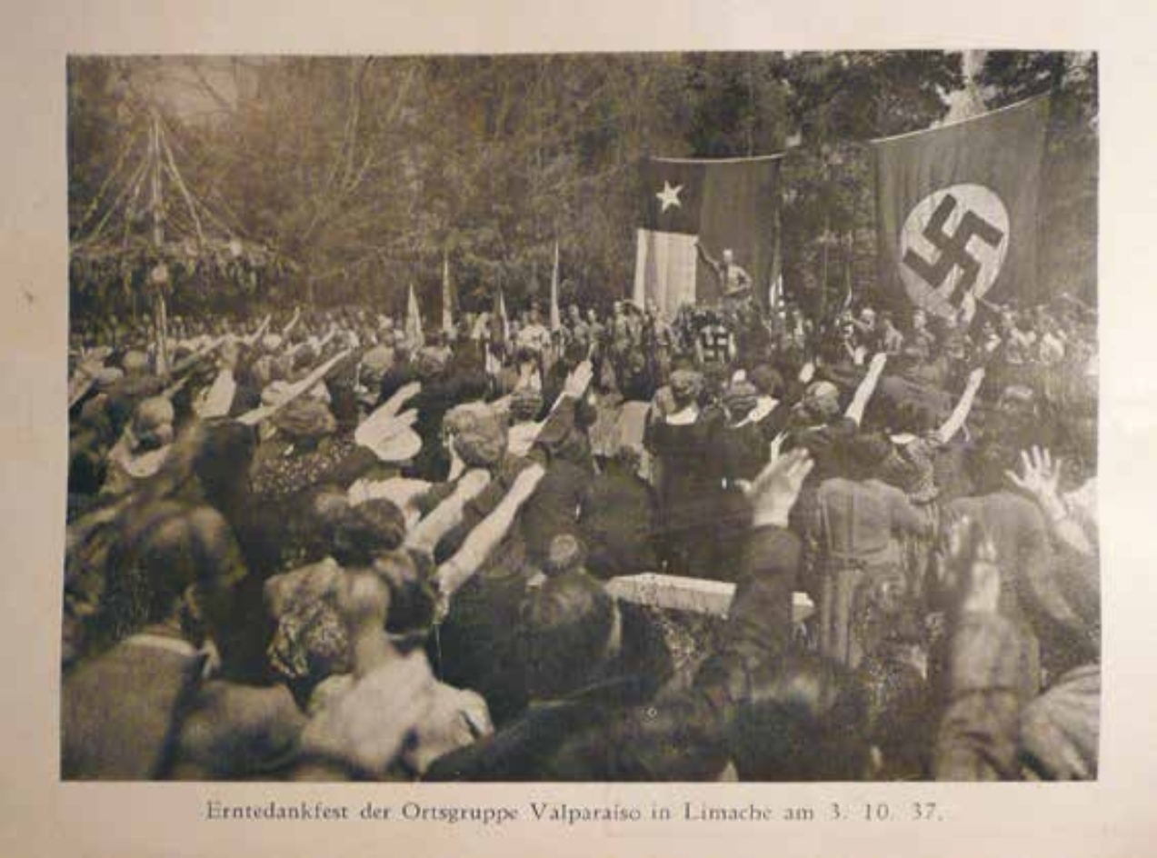Abbildung im „Westküsten-Beobachter“: eine Menge macht den Hitlergruß, vor ihr hängen groß die chilenische und die Reichsfahne mit dem Hakenkreuz