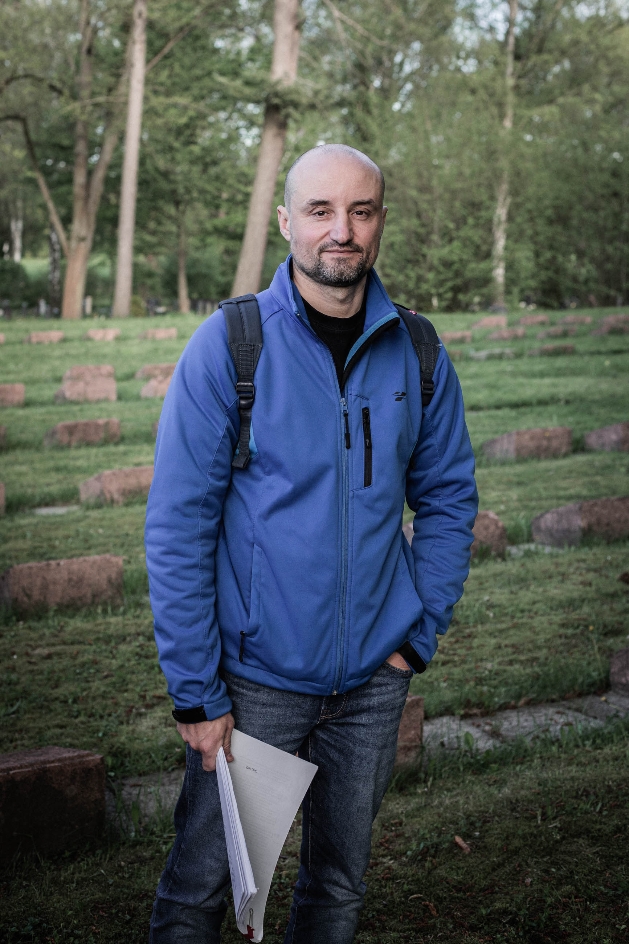 Alexander Makeew auf dem Friedhof