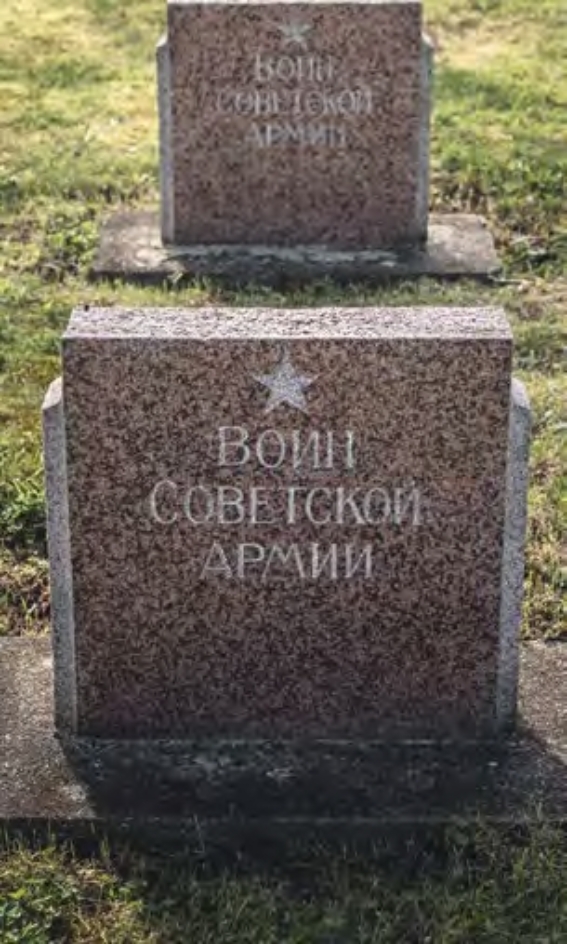 Grabstein mit Aufschrift „Krieger der sowjetischen Armee“