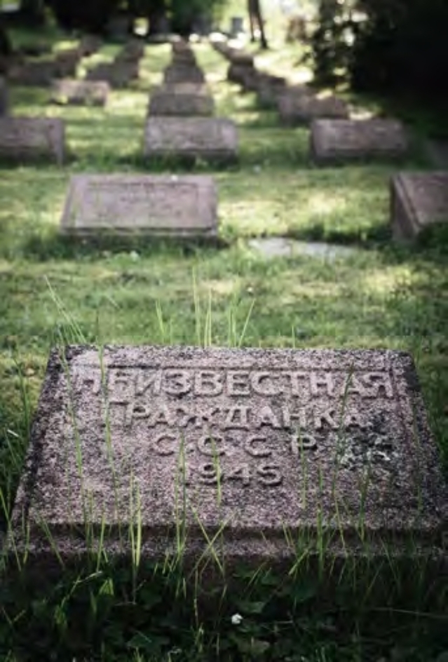 Grabstein mit Aufschrift: „Unbekannte Bürger der UdSSR 1945“