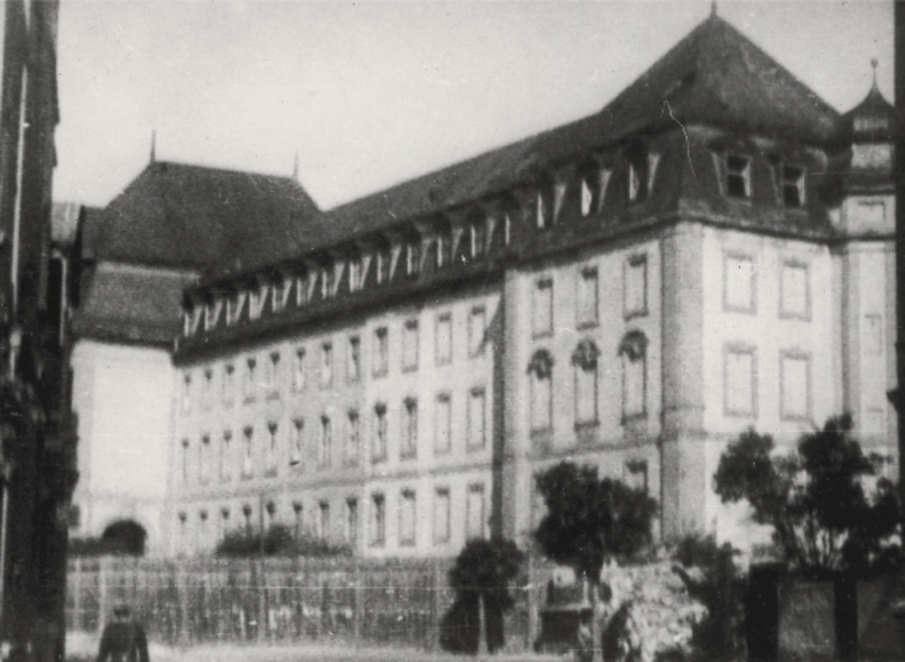 Schwarz-Weiß-Aufnahme des Amtsgerichtsgebäudes