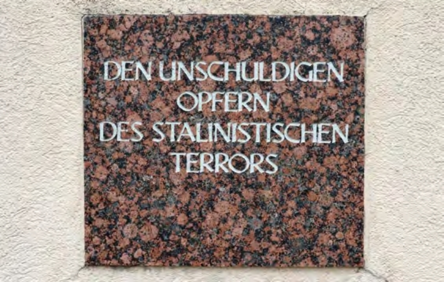 Gedenktafel "Den unschuldigen Opfern des stalinistischen Terrors" im Amtsgerichtsgebäude
