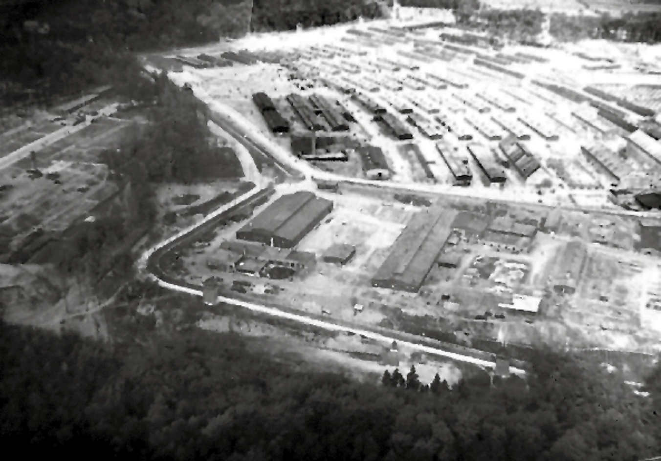 Schwarz-Weiß-Luftbild vom Galändes der Deutschen Ausrüstungswerke Buchenwald, dahinter Krematorium und Häftlingslager