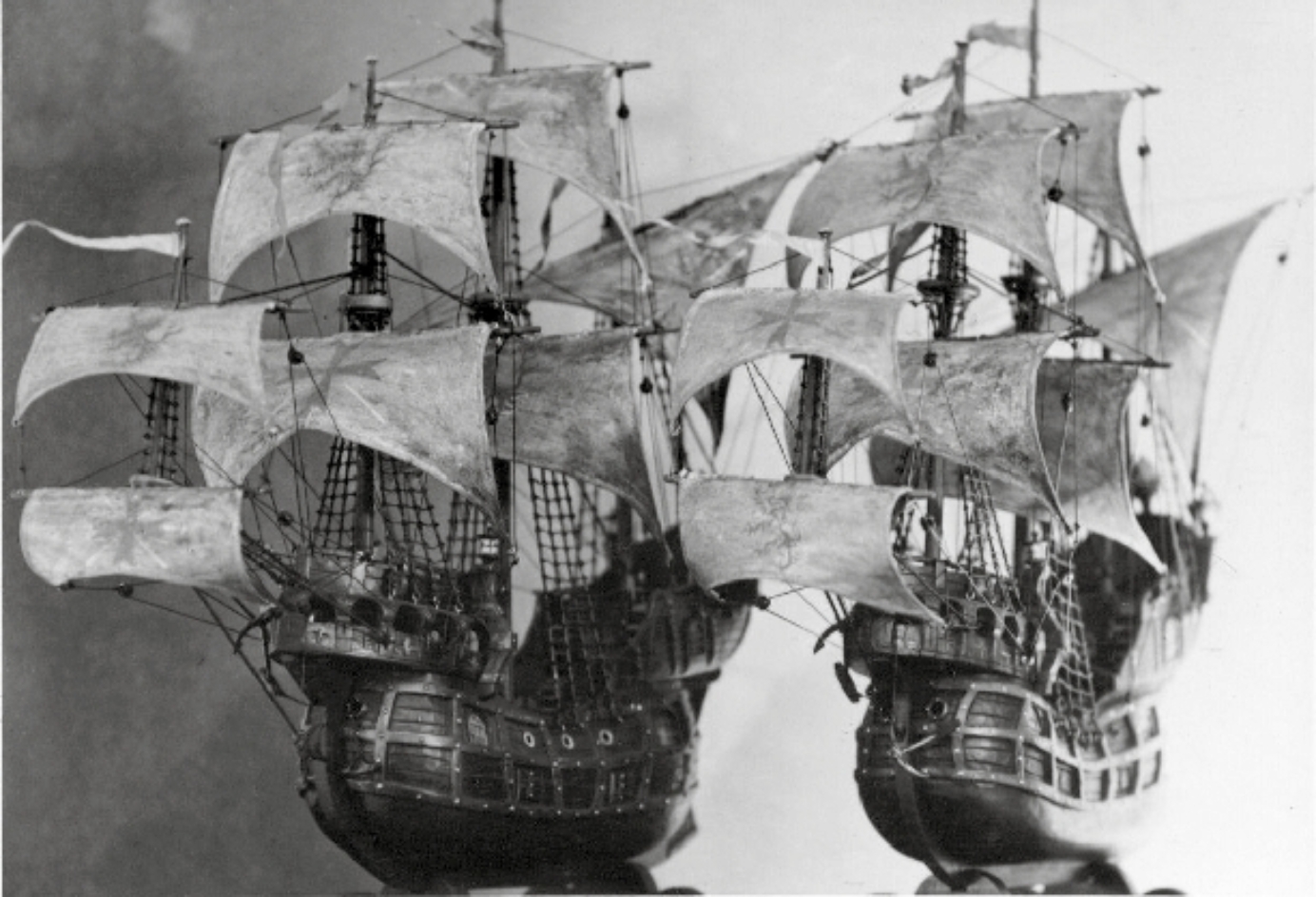 Schwarz-Weiß-Bild zweier Schiffsmodelle
