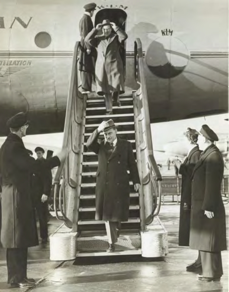 Schwarz-Weiß-Foto: Willem Drees steigt aus dem Flugzeug