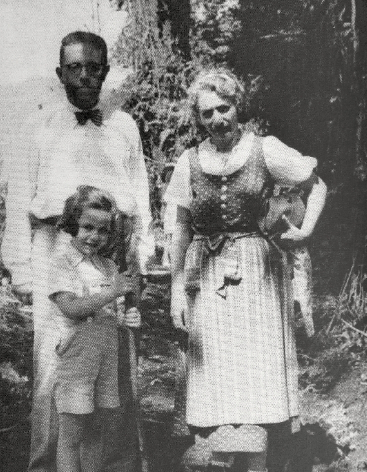 Schwarz-Weiß-Fotografie: Josef und Suzanne mit Kind Lydia Lehrer