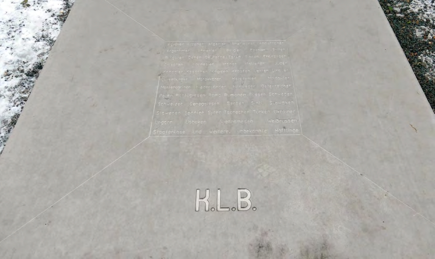 Gedenkzeichen von Nahem: graue Platte, in der Mitte Gravur "K.L.B." und 53 Nationalitäten