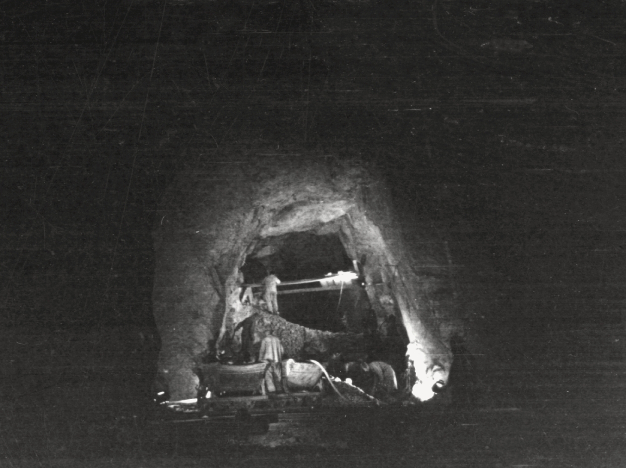 Schwarz-Weiß-Foto von Häftlingen im Stollen, wie sie diesen ausbauen