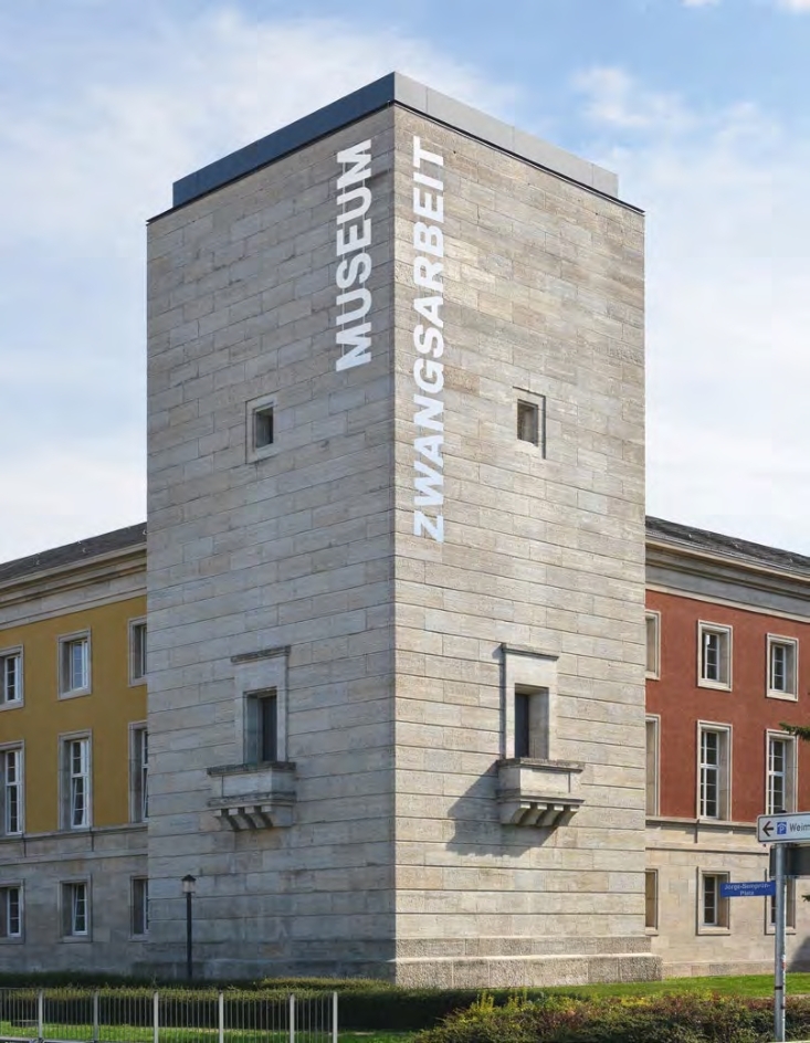 Turm-Detail: Schriftzug-Montage "Museum Zwangsarbeit"