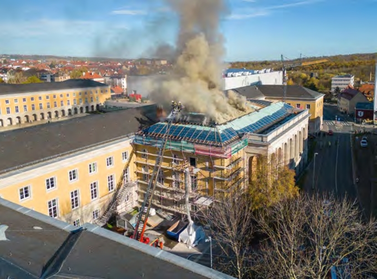 Brand des Daches der zukünftigen Ausstellungshalle, aufsteigender Rauch