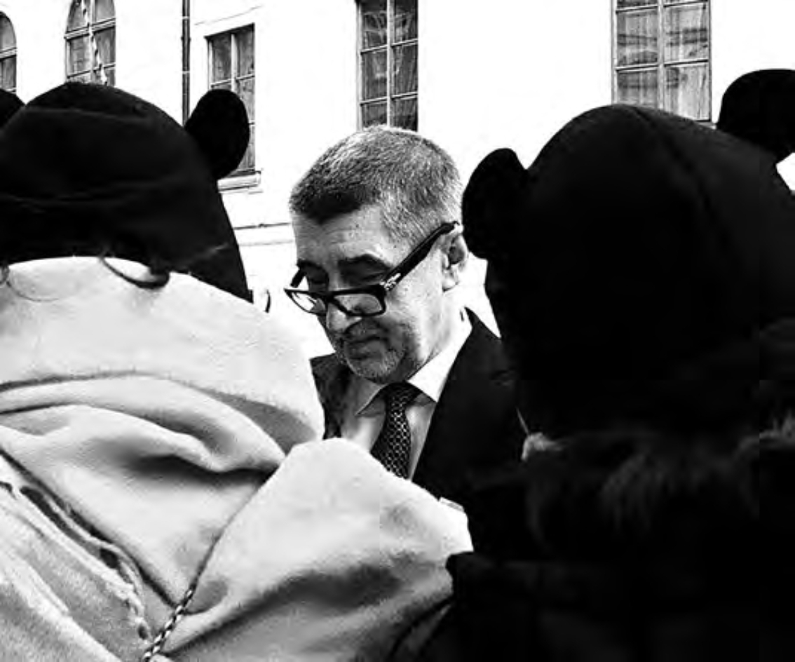 Schwarz-Weiß-Foto: Ministerpräsident Babiš zwischen anderen Leuten