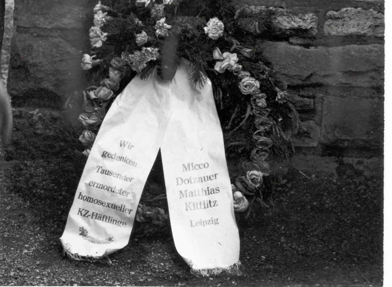 Kranz zum Gedenken der homosexuellen Opfer in Buchenwald