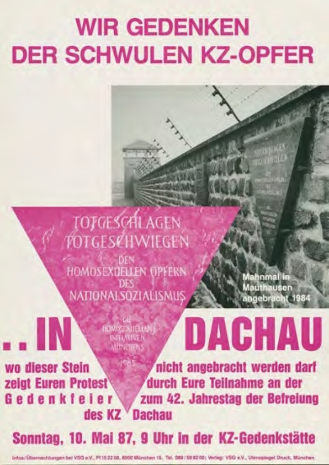Plakat mit rosafarbener Aufschrift und Rosa-Winkel zu einer Demonstration in der KZ-Gedenkstätte Dachau