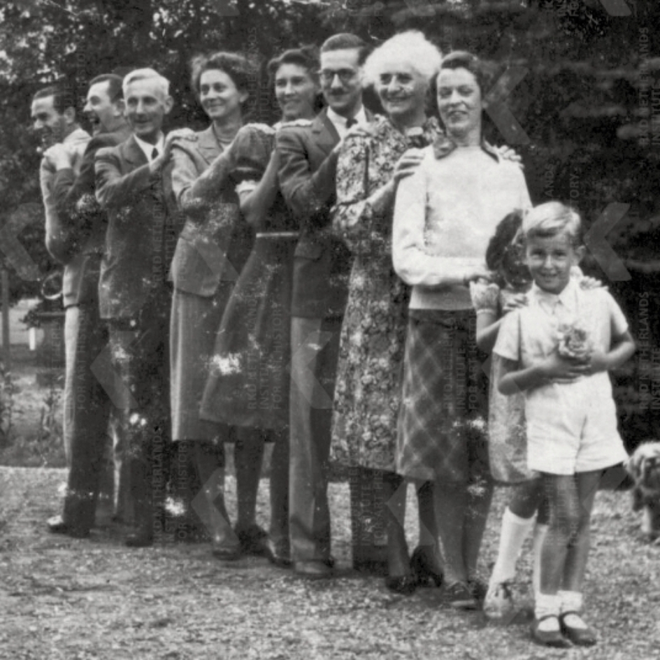 Schwarz-Weiß-Foto: Familie Joekes, hintereinanderstehend