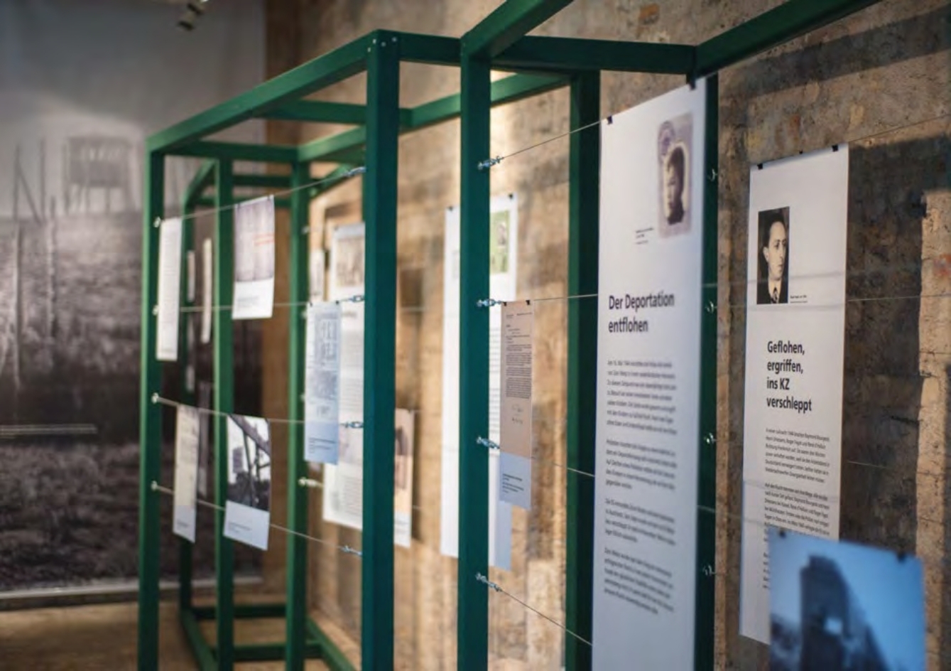 Ausstellungsansicht: Info- und Archivmaterial