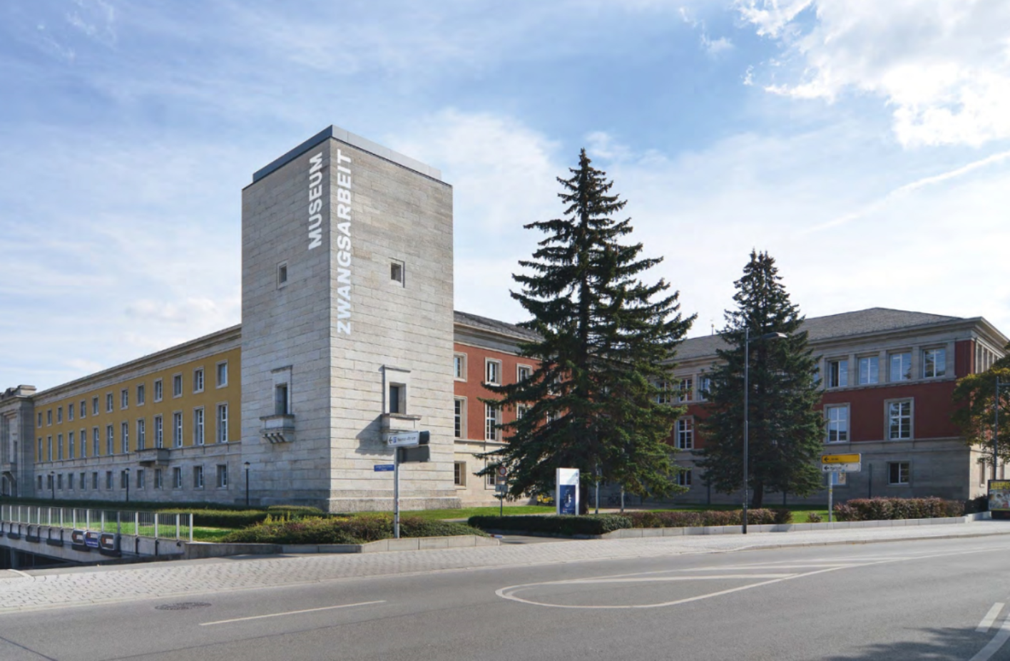 Ansicht des ehemaligen Gauforums mit dem Turm, der bald Schriftzug "Museum Zwangsarbeit" trägt (hier: Fotomontage)