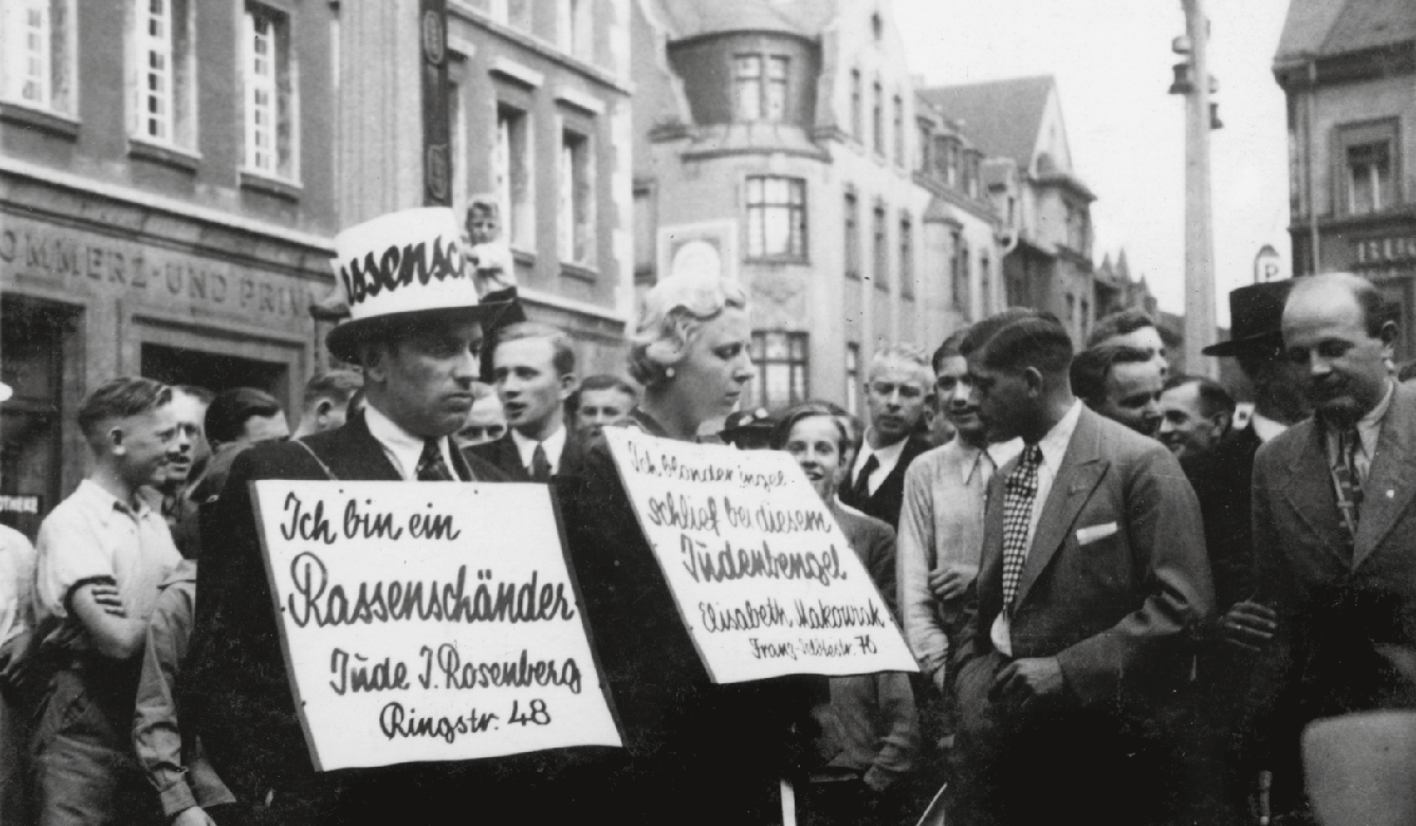 Öffentliche Anprangerung, Menschen mit Plakaten