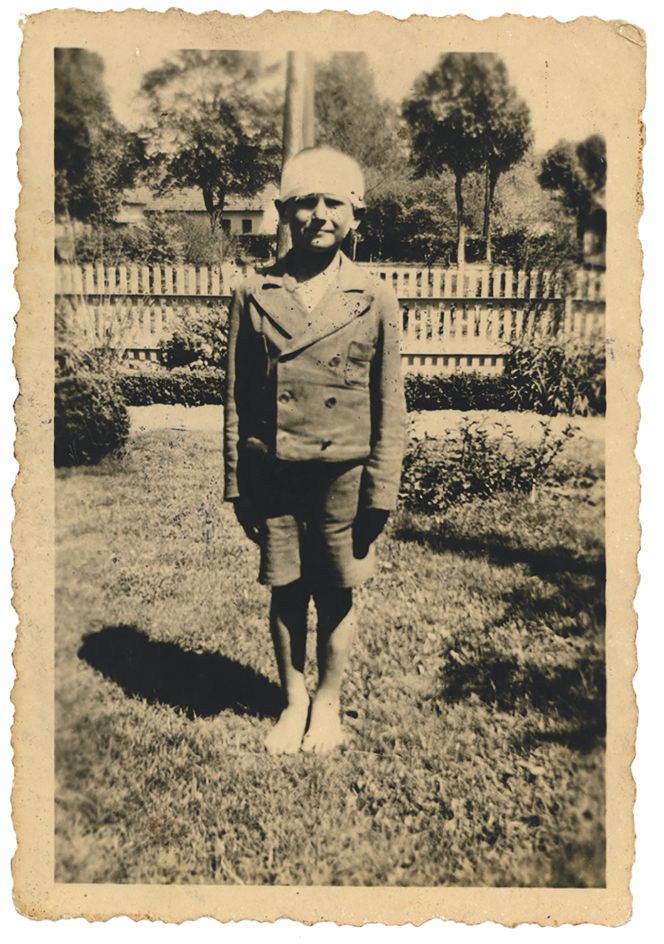 Fotografie eines kleinen Jungen mit Kopfbinde