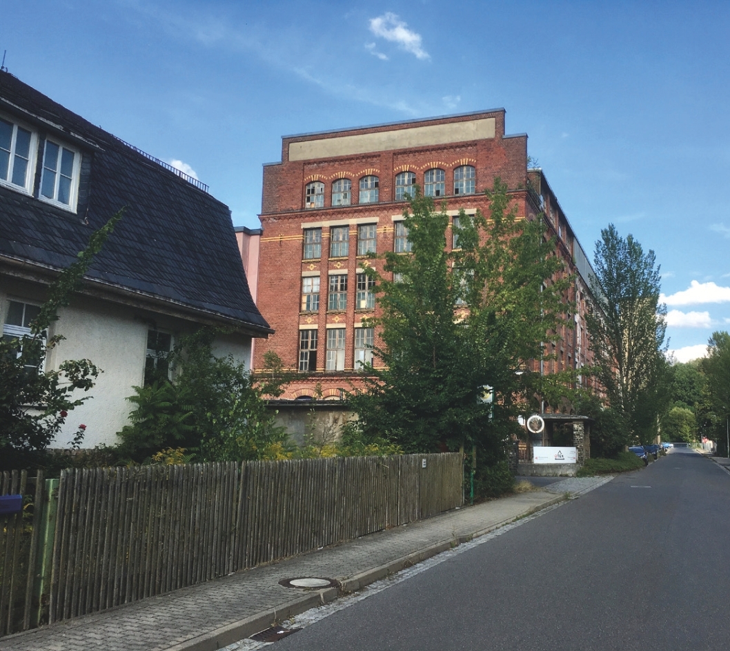Fotografie des ehemaligen KZ-Außenlagers Flöha, ursprünglich als Textilfabrik genutzt.
