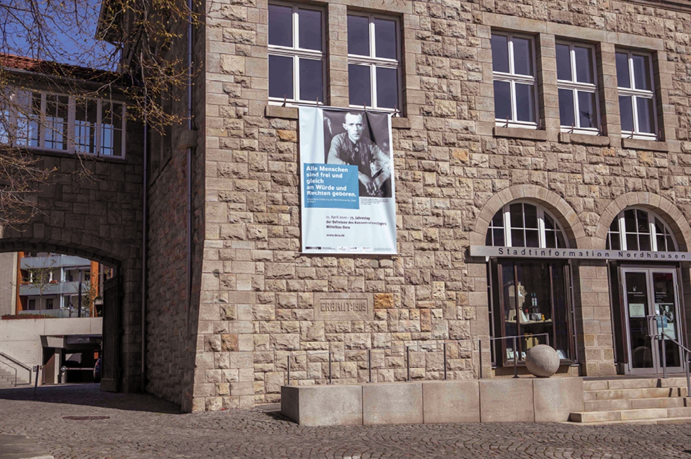 Plakat an Häuserfassade der KZ-Gedenkstätte Mittelbau-Dora