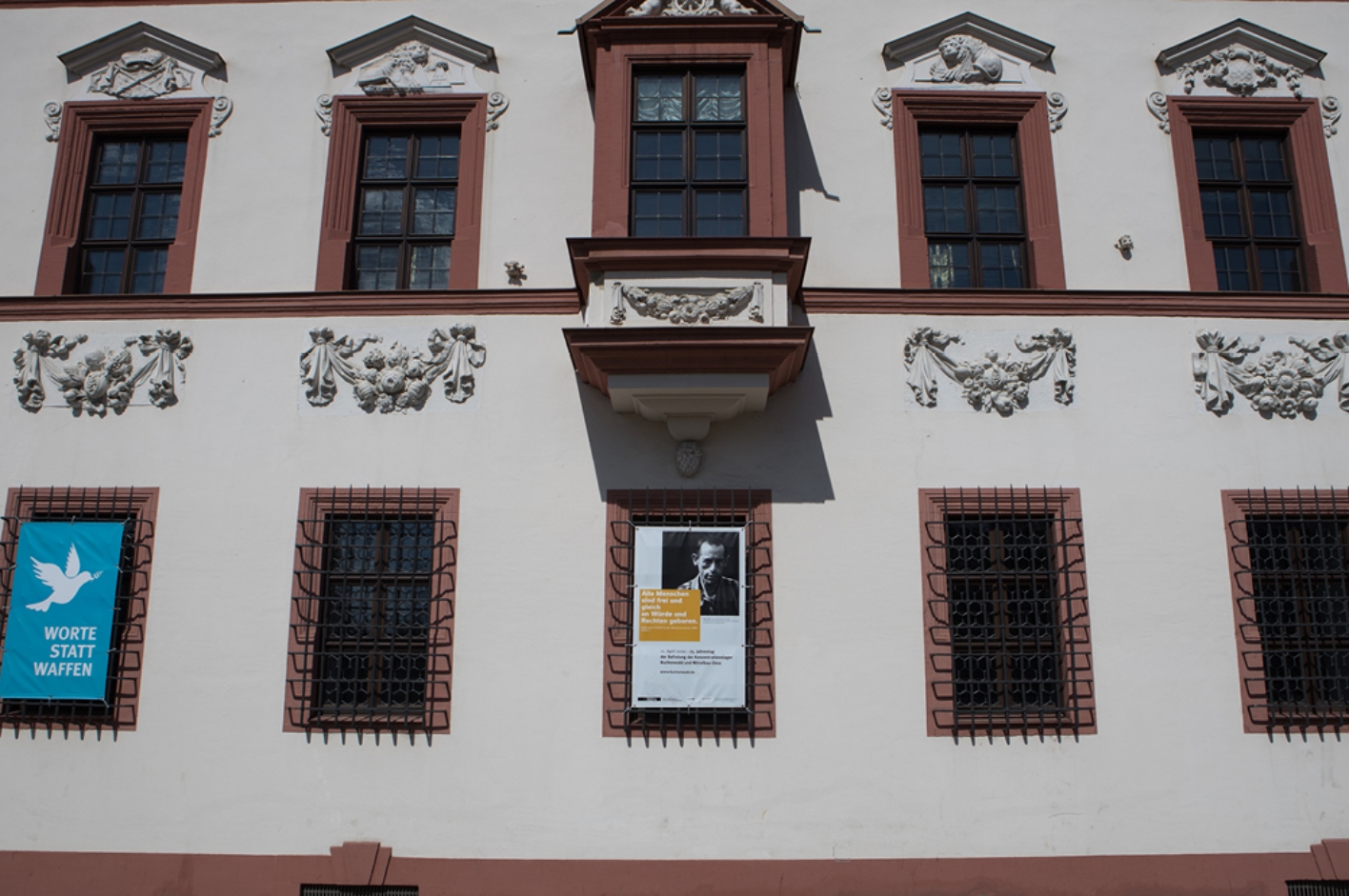 Plkat an Häuserfassade in Erfurt