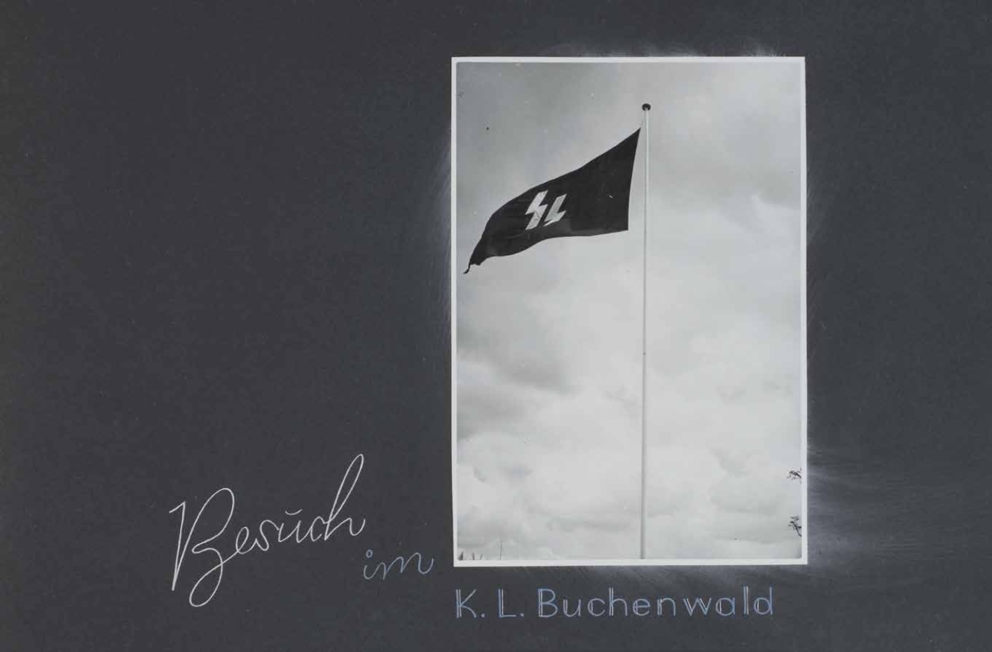 Ausschnitt aus Foto-Album: Besuch im Konzentrationslager Buchenwald, Fahne mit Doppel-Sigrune, dem Zeichen der SS
