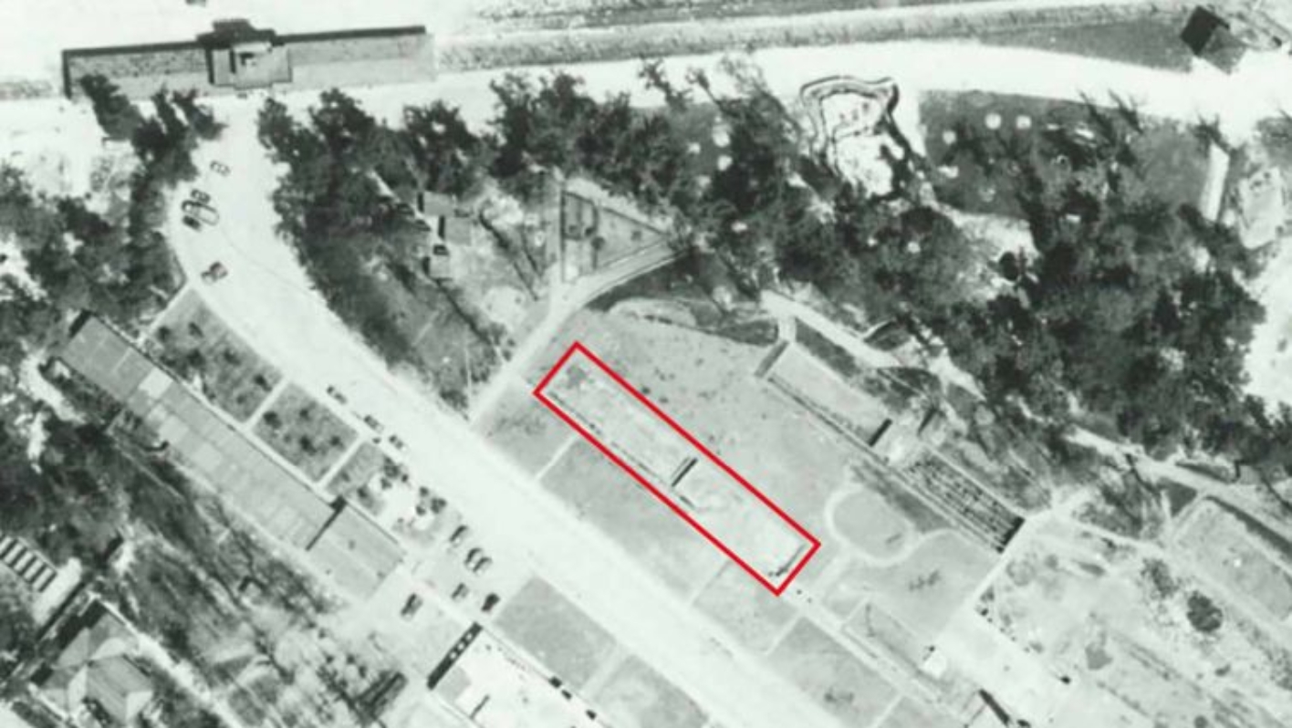 US-amerikanisches Luftbild, Juni 1945. Markierung: Überreste der „Politischen Abteilung“.