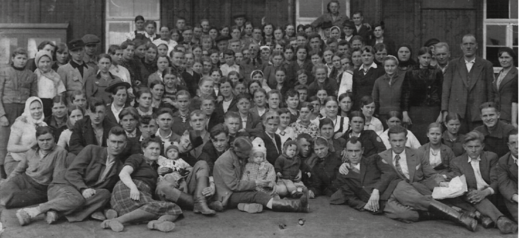 Schwarz-Weiß-Fotografie von sowjetischen Zwangsarbeiter_innen im Lager der Gustloff-Werke.