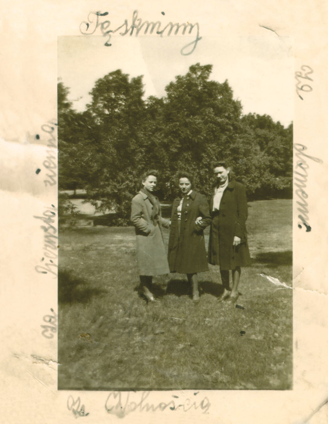 Schwarz-Weiß-Fotografie von drei Frauen, polnische Zwangsarbeiterin Maria Andrzejewska in der Mitte.