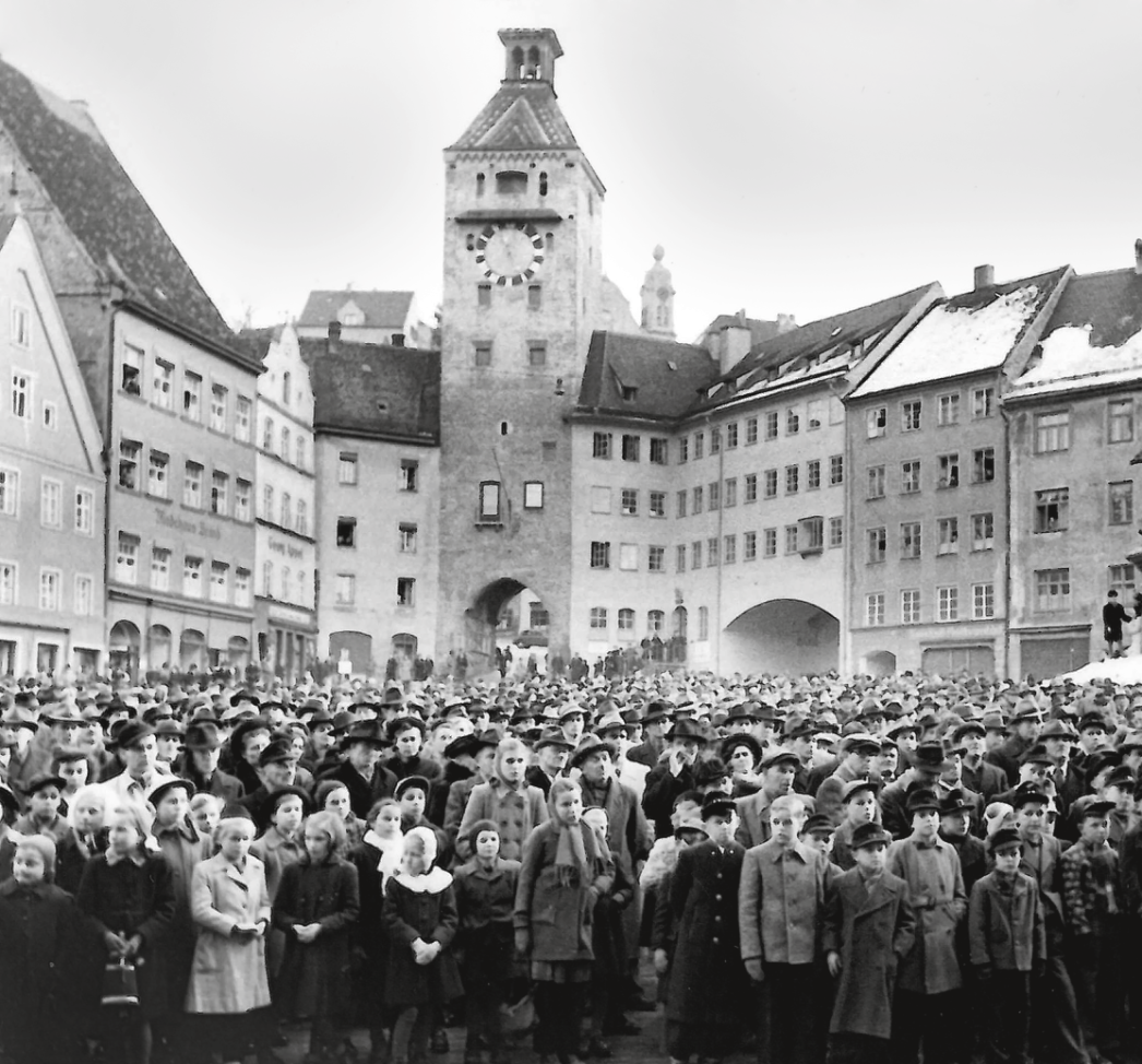 Kundgebung gegen die Hinrichtung in Nürnberg verurteilter NS-Täter, Menschenmenge