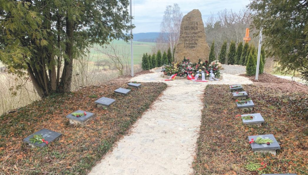 Foto des Denkmals: Weg gesäumt von Gedenkplatten, großer Gedenkstein in Mitte