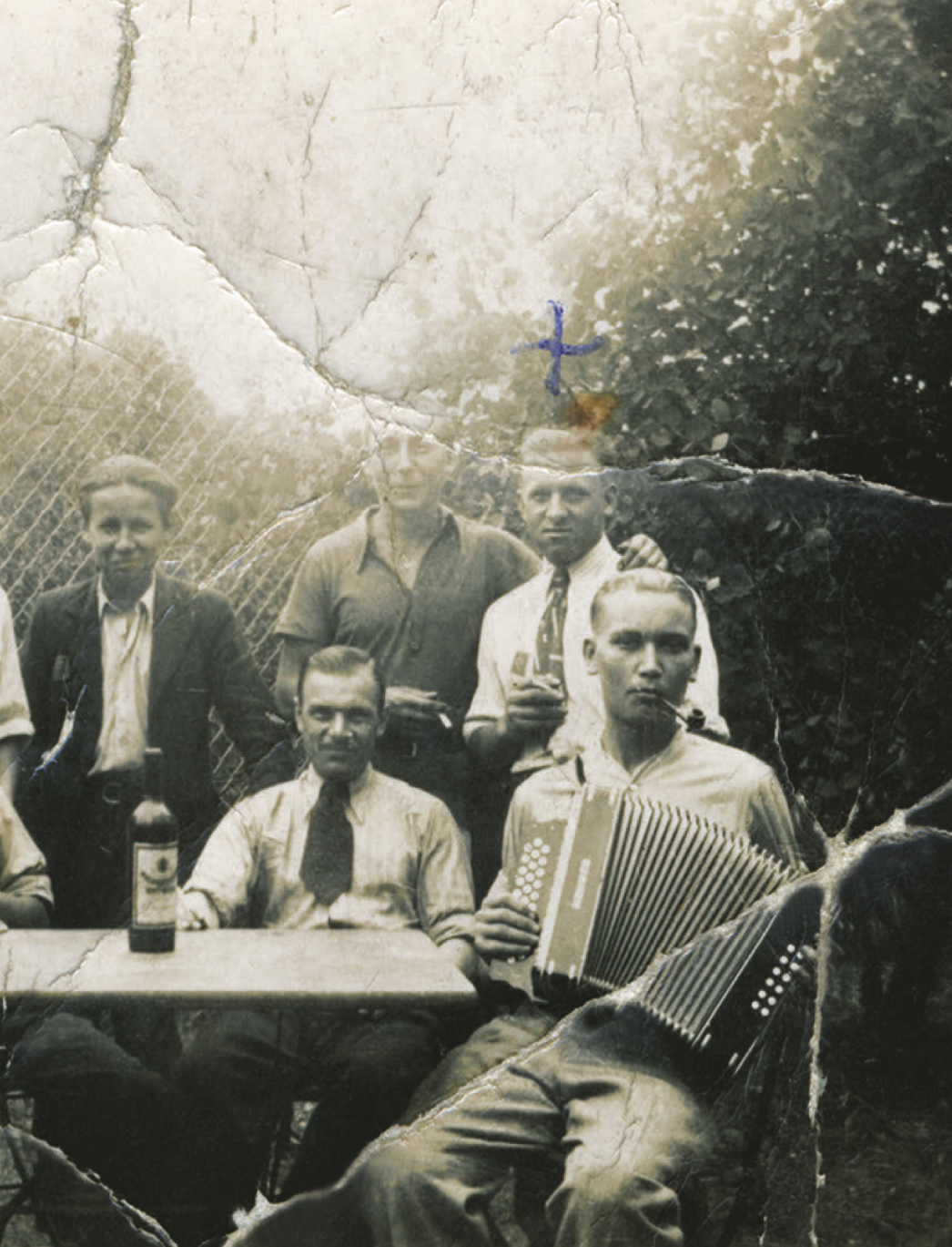 Schwarz-Weiß-Fotografie von polnischen Zwangsarbeitern, darunter Tadeusz Czerniak