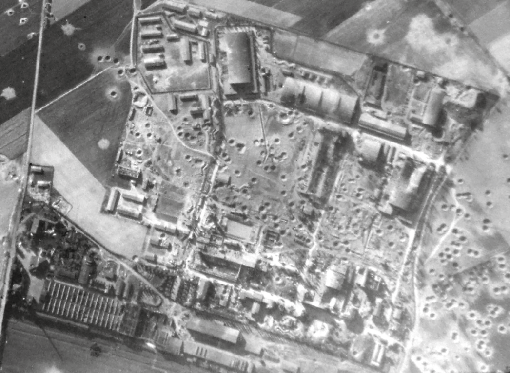 Luftbild der Erla-Maschinenwerke nach US Air Force-Angriff