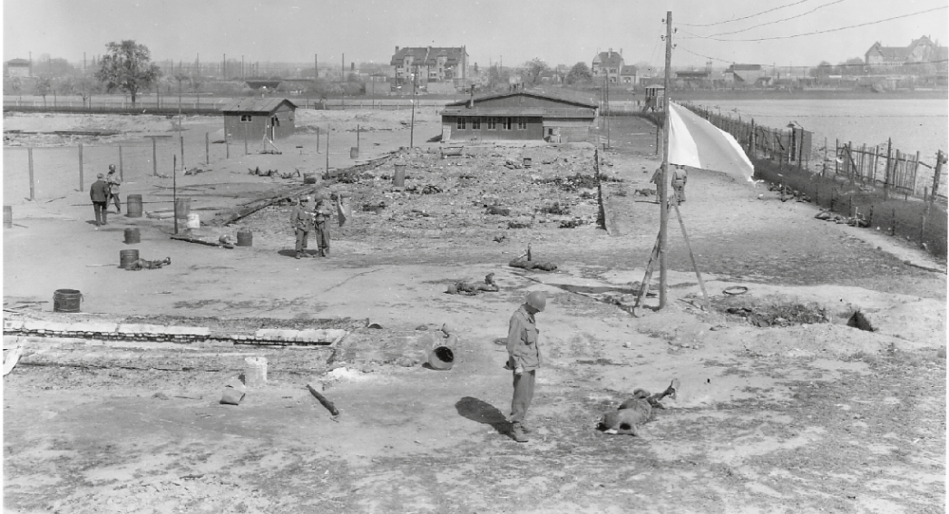 Schwarz-Weiß-Fotografie des befreiten KZ-Außenlagers Leipzig-Thekla mit US-amerikanischen Soldaten.
